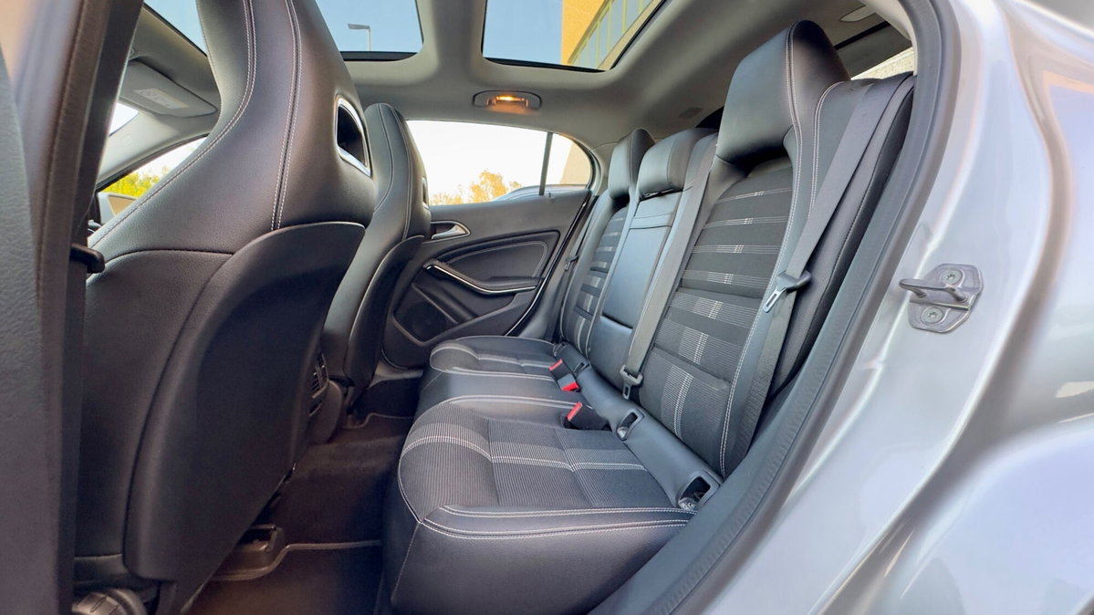 Mercedes-Benz GLA SUV 180 Premium (10)