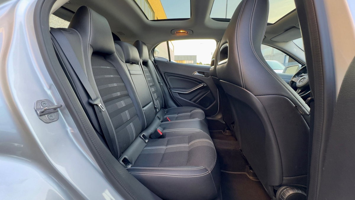 Mercedes-Benz GLA SUV 180 Premium (11)