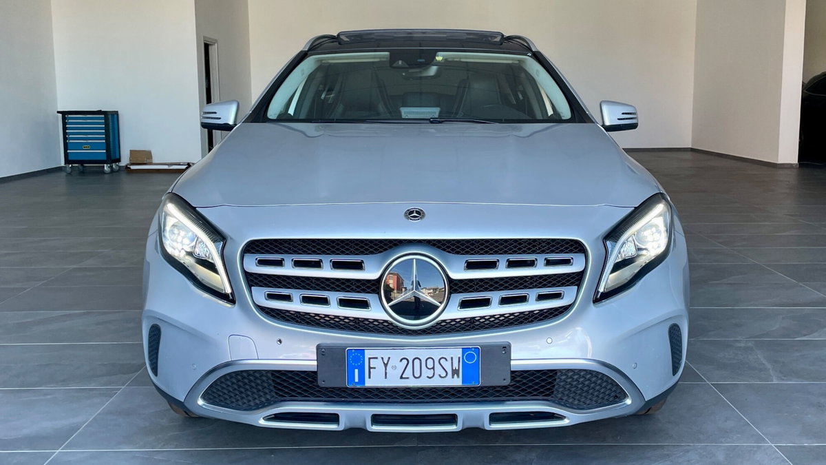 Mercedes-Benz GLA SUV 180 Premium (2)