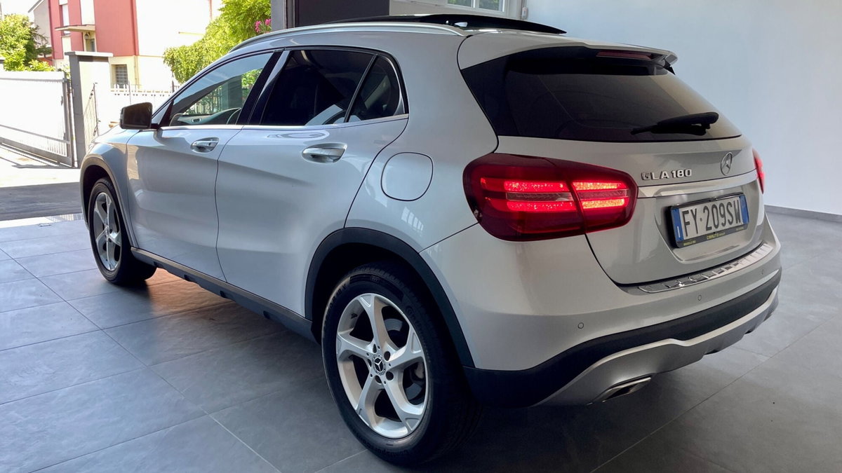 Mercedes-Benz GLA SUV 180 Premium (5)