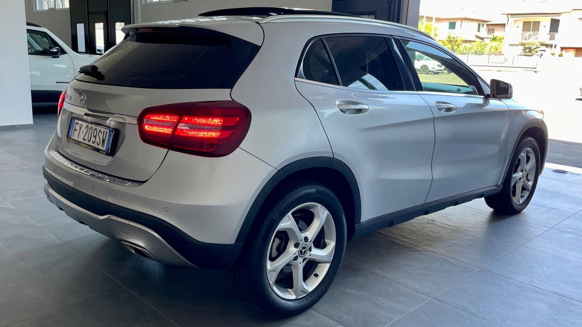 Mercedes-Benz GLA SUV 180 Premium (7)