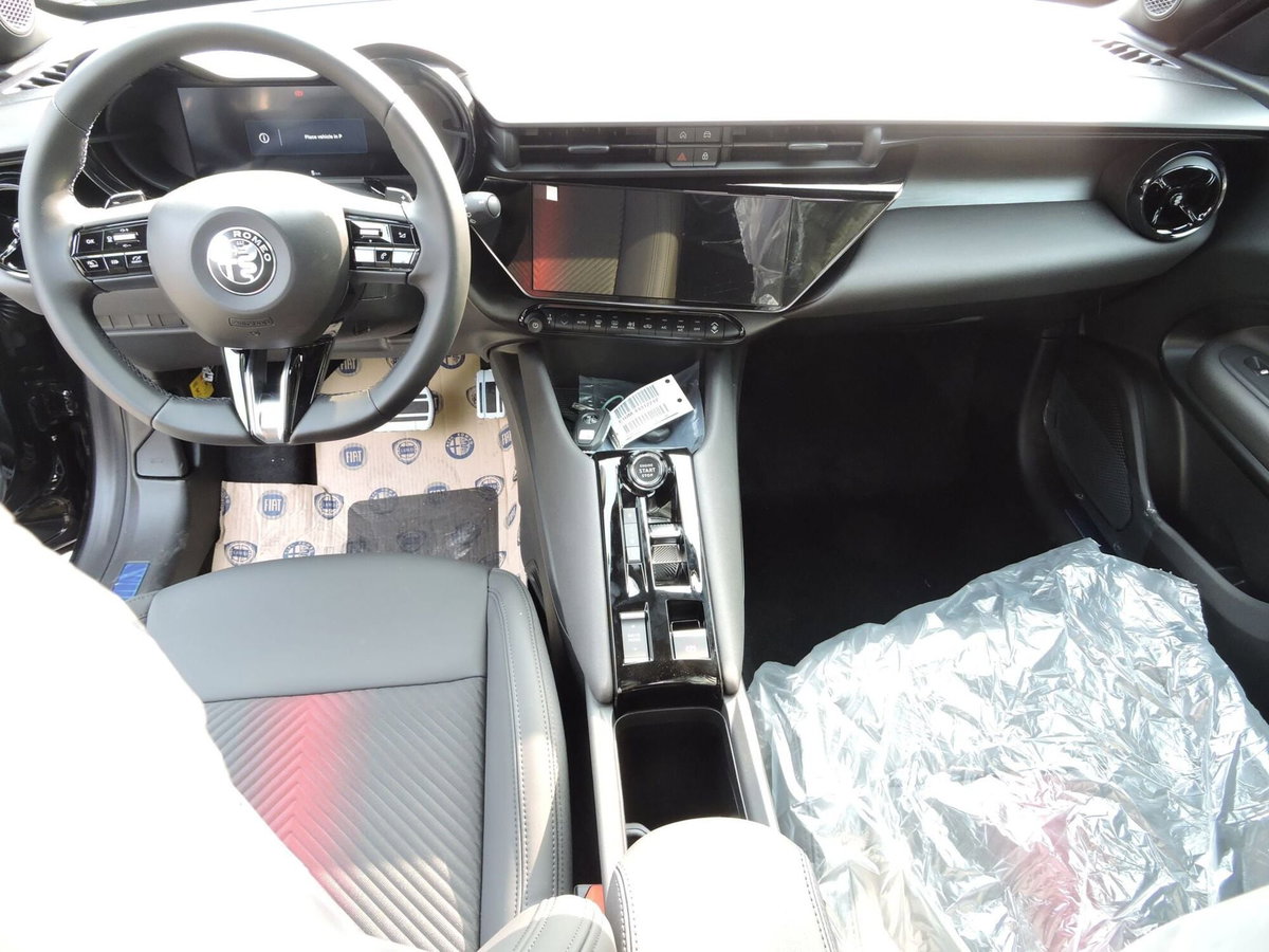 Alfa Romeo Junior 1.2 ibrida Speciale 145cv edct6 (9)