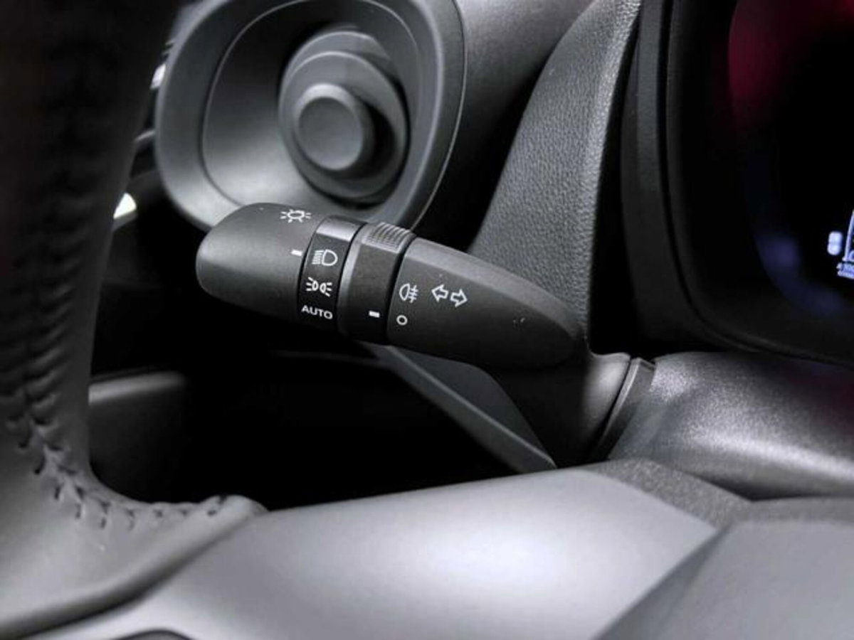 Toyota Aygo X 1.0 Active 72cv (17)