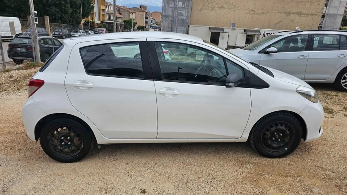 Toyota Yaris 1.D-4D 5 porte (10)