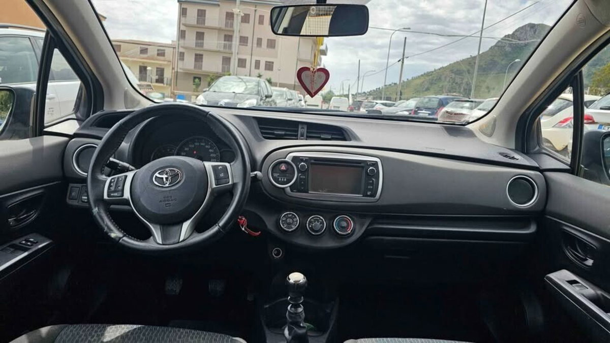 Toyota Yaris 1.D-4D 5 porte (6)
