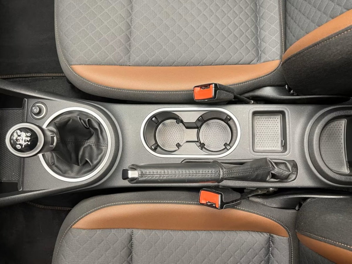Volkswagen Maggiolino Cabrio 1.2 TSI Design (12)