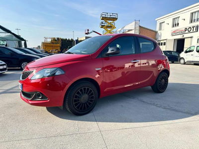 Lancia Ypsilon 1.0 FireFly 5 porte S&S Hybrid Ecochic Silver usata