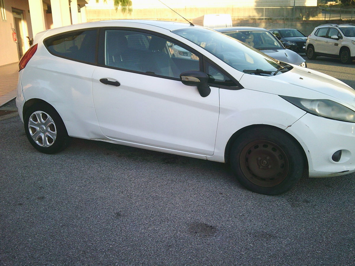 Ford Fiesta 1.4 TDCi 68CV 3 porte Titanium (2)