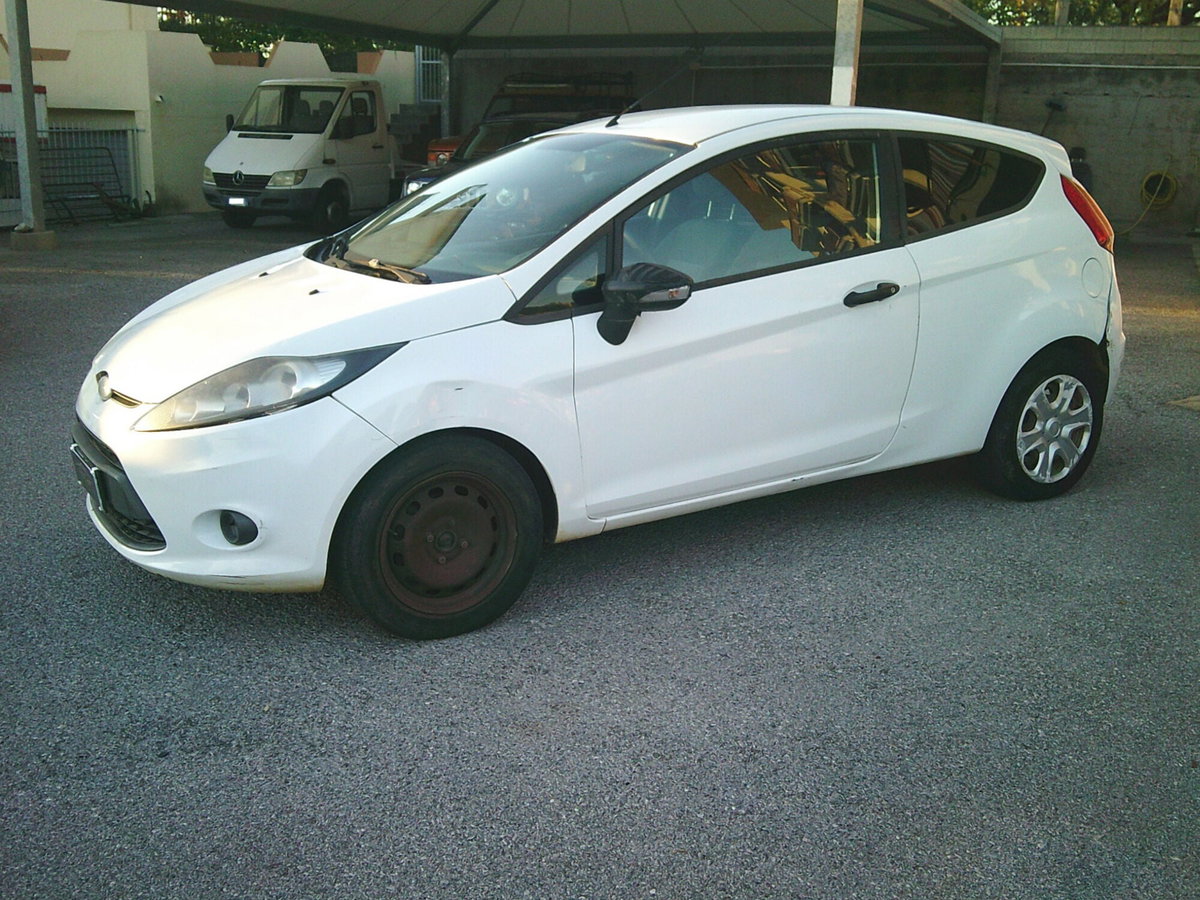 Ford Fiesta 1.4 TDCi 68CV 3 porte Titanium (3)