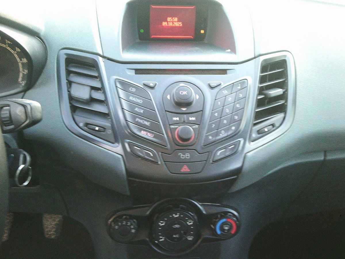 Ford Fiesta 1.4 TDCi 68CV 3 porte Titanium (6)