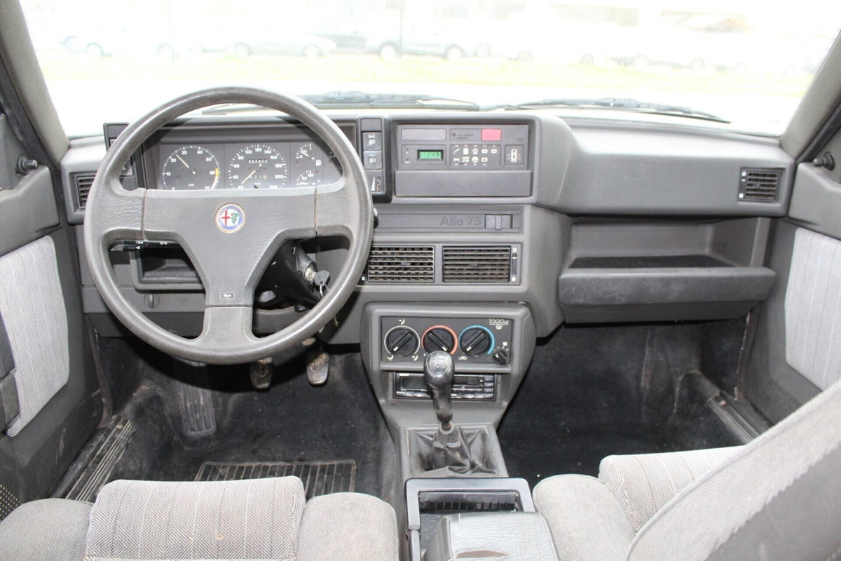 Alfa Romeo 75 1.8 IE (12)