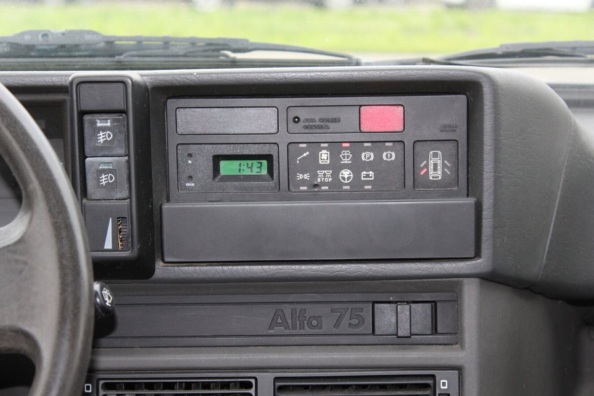 Alfa Romeo 75 1.8 IE (13)