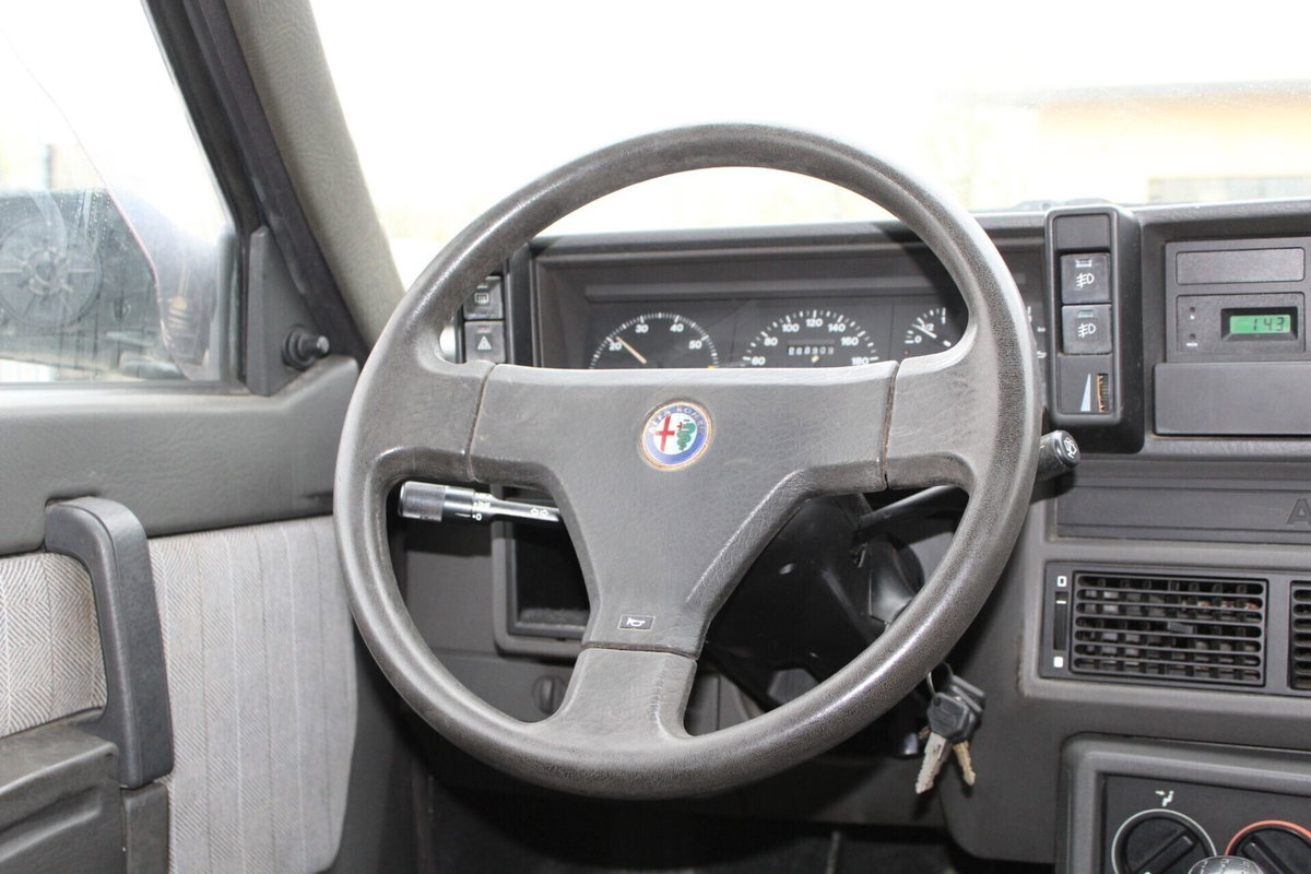 Alfa Romeo 75 1.8 IE (15)