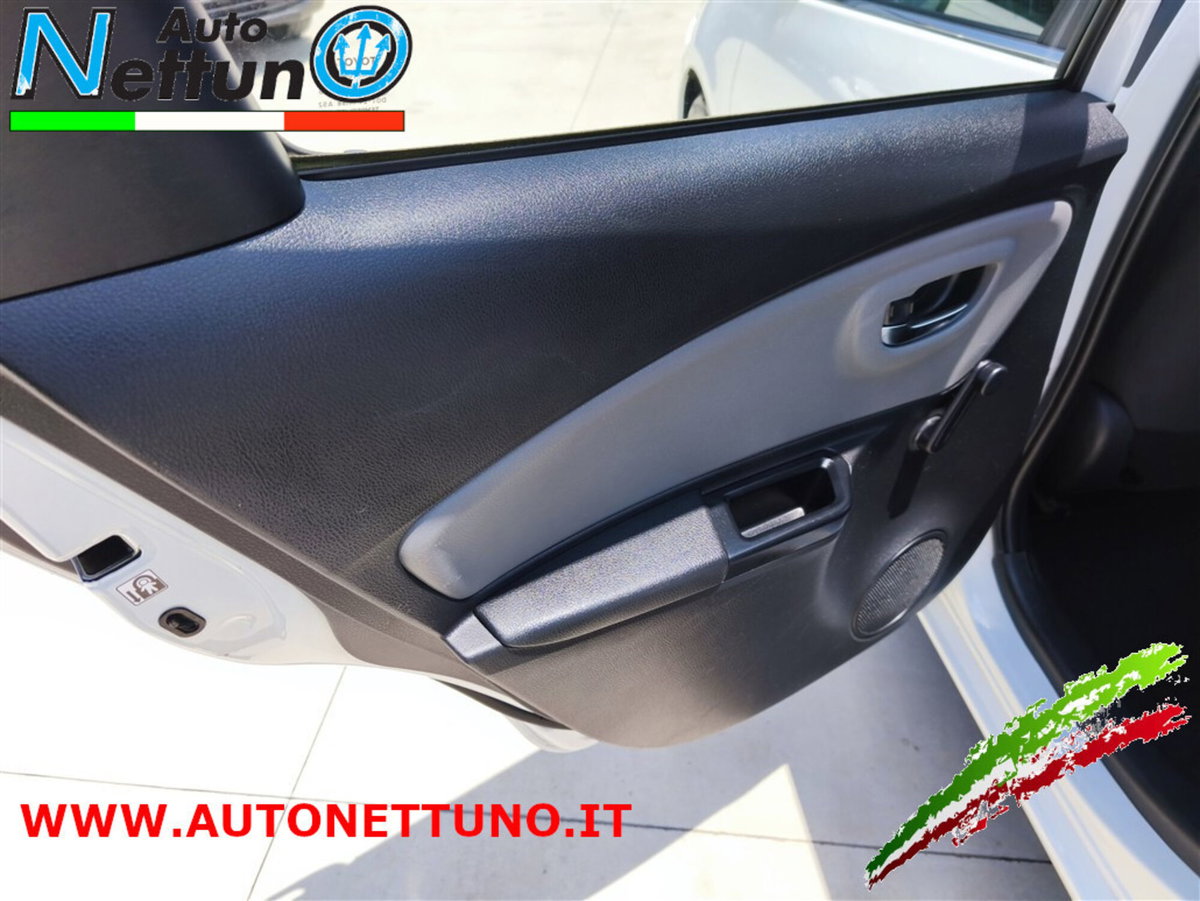 Toyota Yaris 1.0 5 porte Lounge (13)