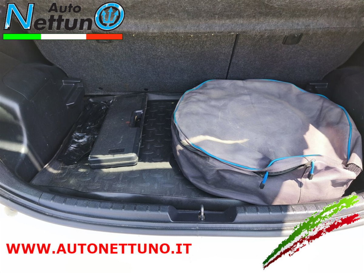Toyota Yaris 1.0 5 porte Lounge (14)