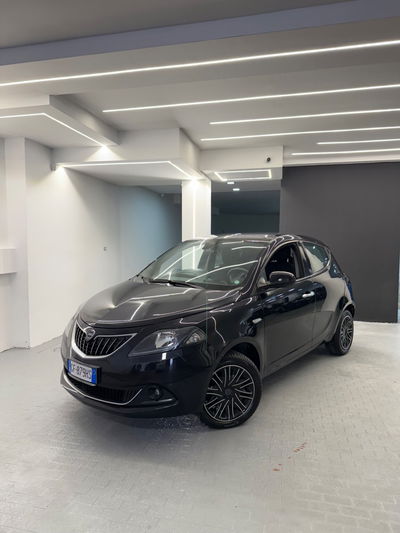 Lancia Ypsilon 1.0 FireFly 5 porte S&S Hybrid Ecochic Silver usata