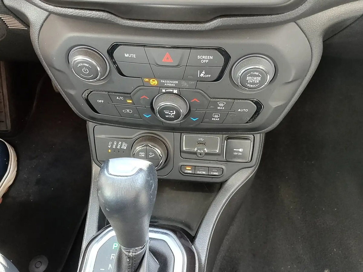 Jeep Renegade 1.3 T4 190CV PHEV 4xe AT6 Limited (14)