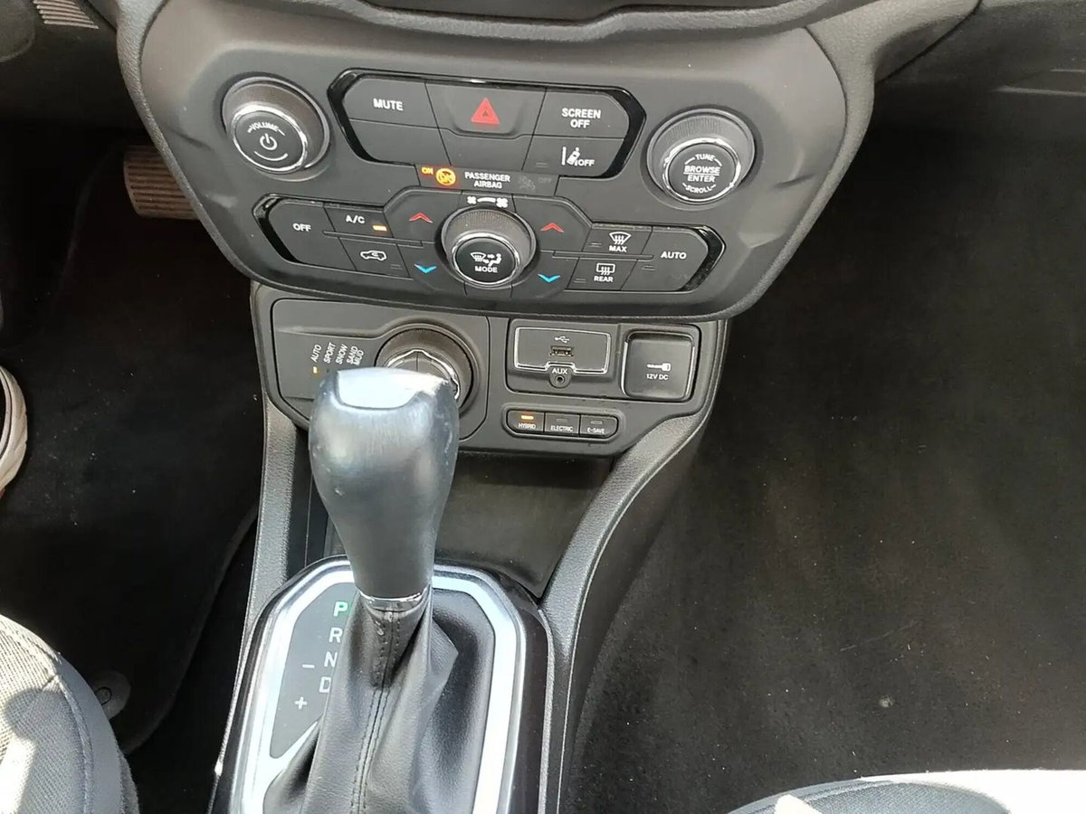Jeep Renegade 1.3 T4 190CV PHEV 4xe AT6 Limited (15)