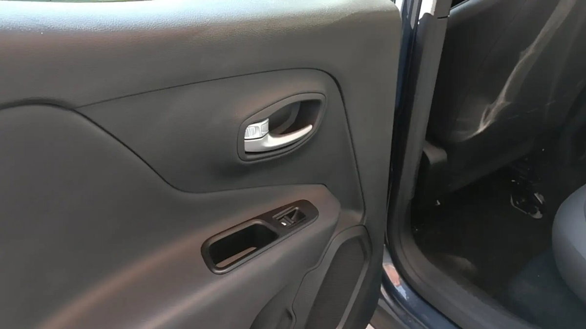 Jeep Renegade 1.3 T4 190CV PHEV 4xe AT6 Limited (8)