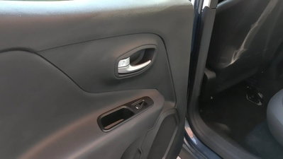 Jeep Renegade 1.3 T4 190CV PHEV 4xe AT6 Limited (8)