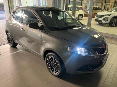 Lancia Ypsilon 1.0 FireFly 5 porte S&S Hybrid Ecochic Silver usata