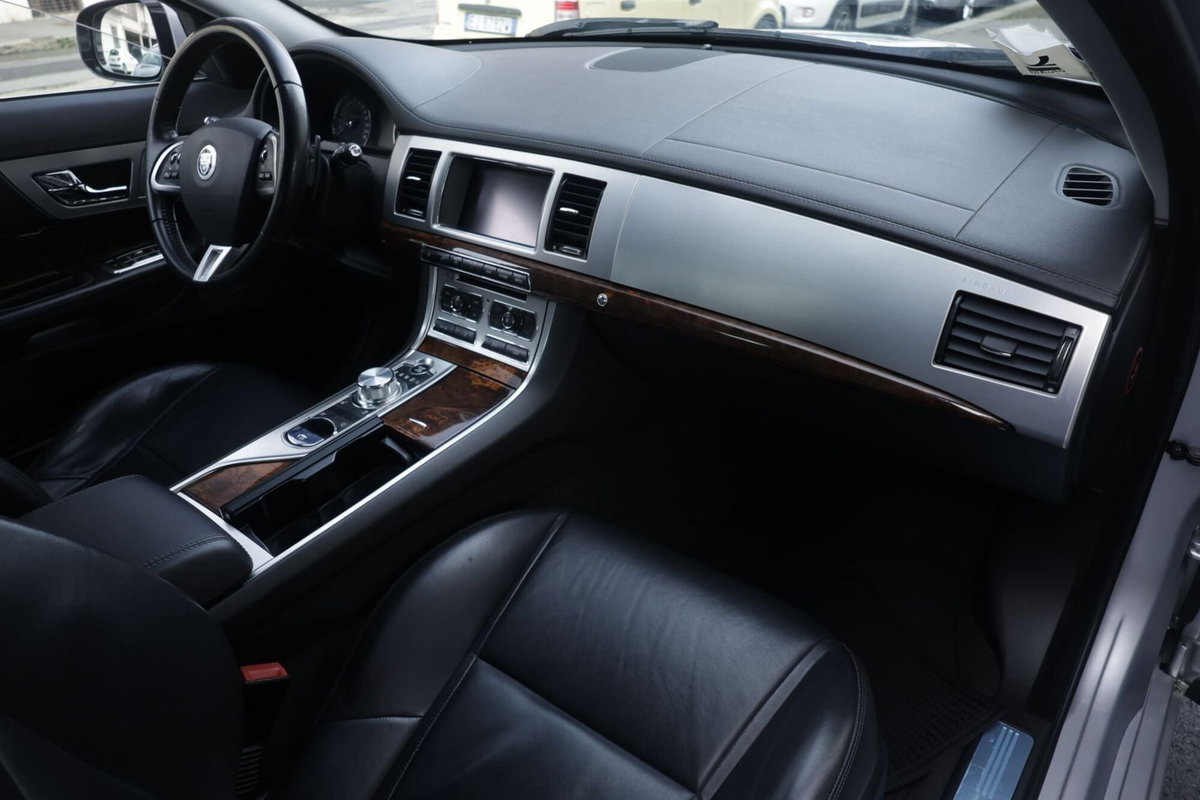 Jaguar XF 3.0 DS V6 Luxury (8)