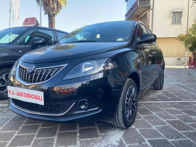 Lancia Ypsilon 1.0 FireFly 5 porte S&S Hybrid Ecochic Silver usata