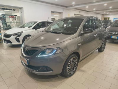 Lancia Ypsilon 1.0 FireFly 5 porte S&S Hybrid Ecochic Silver usata