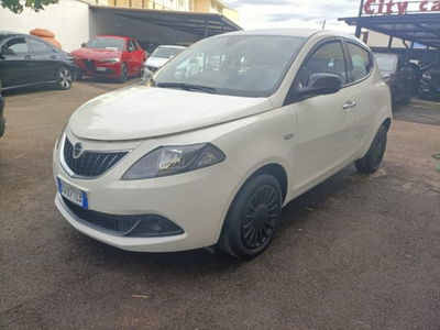 Lancia Ypsilon 1.0 FireFly 5 porte S&S Hybrid Ecochic Silver usata