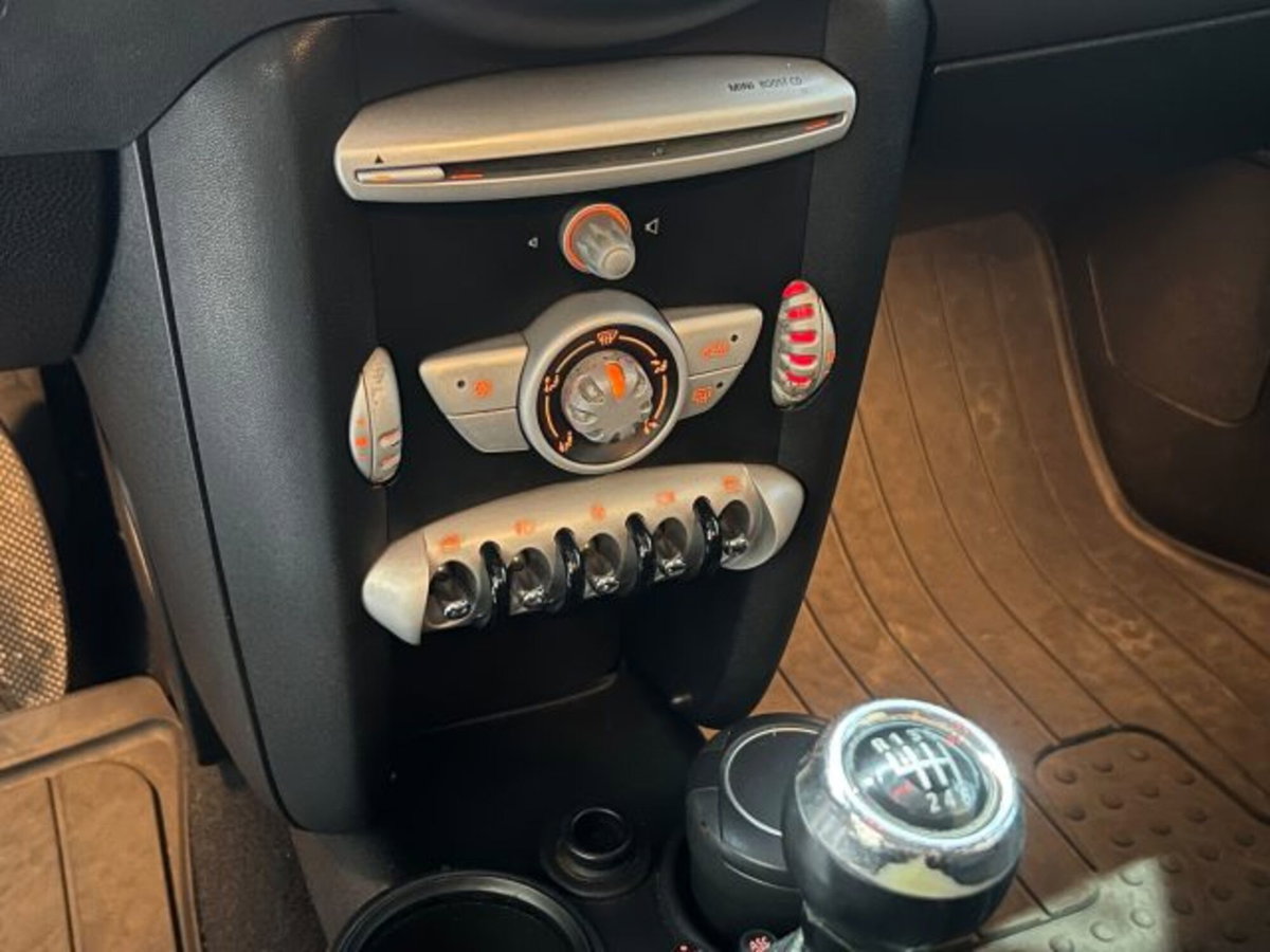 MINI Mini 1.6 16V Cooper D (14)