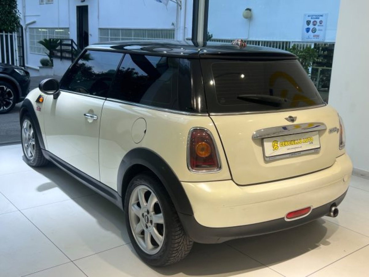 MINI Mini 1.6 16V Cooper D (3)