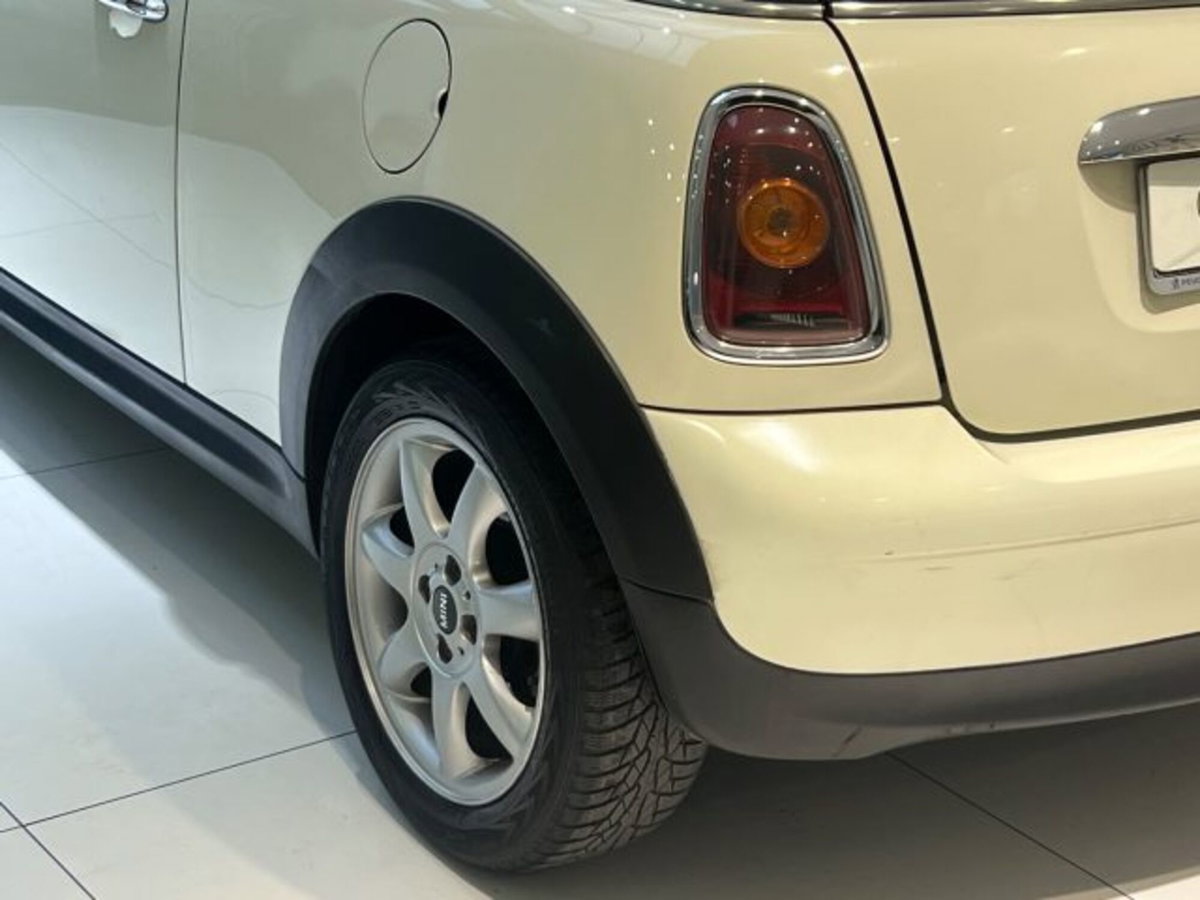 MINI Mini 1.6 16V Cooper D (4)