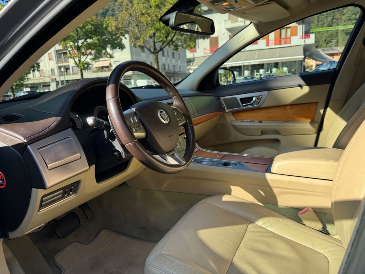Jaguar XF 2.7D V6 Premium Luxury (10)