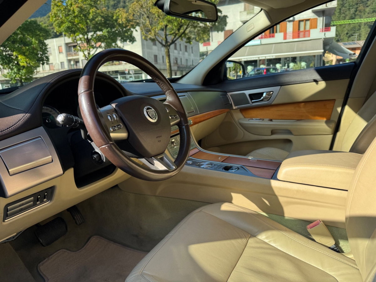 Jaguar XF 2.7D V6 Premium Luxury (11)