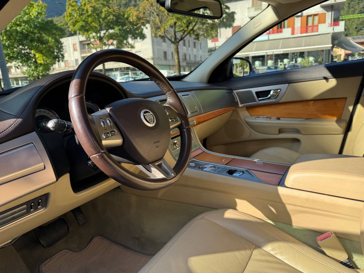 Jaguar XF 2.7D V6 Premium Luxury (12)