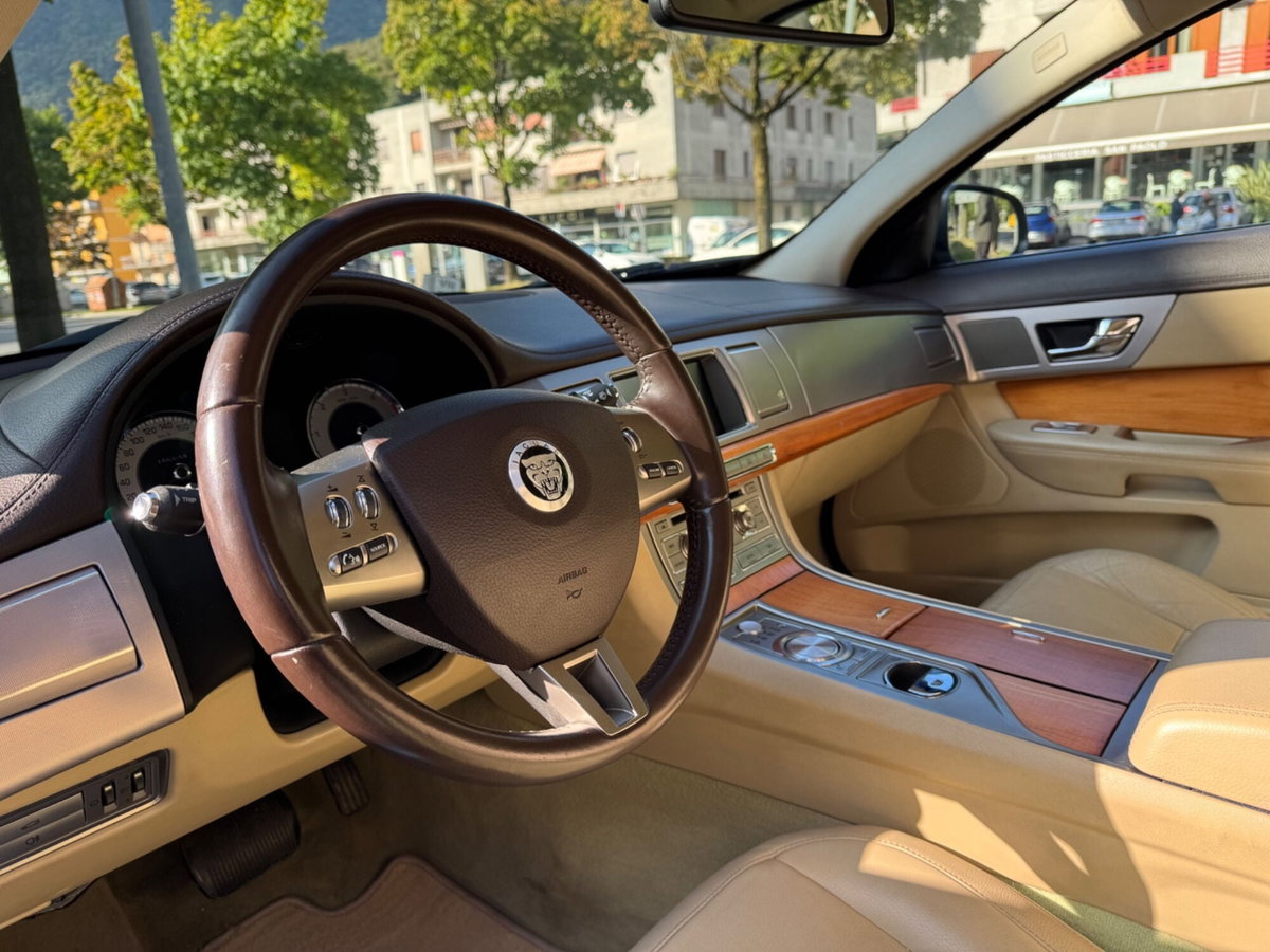 Jaguar XF 2.7D V6 Premium Luxury (13)