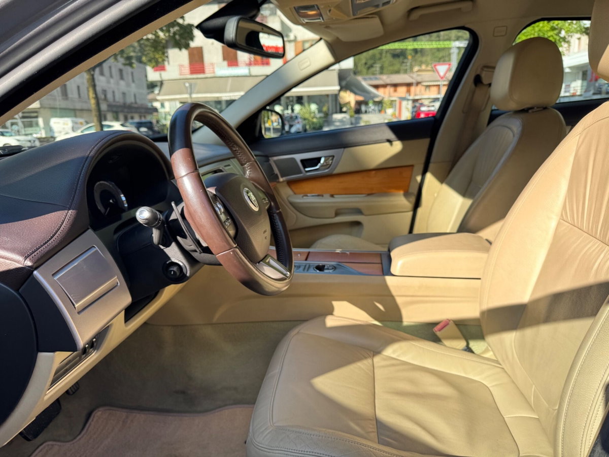 Jaguar XF 2.7D V6 Premium Luxury (14)