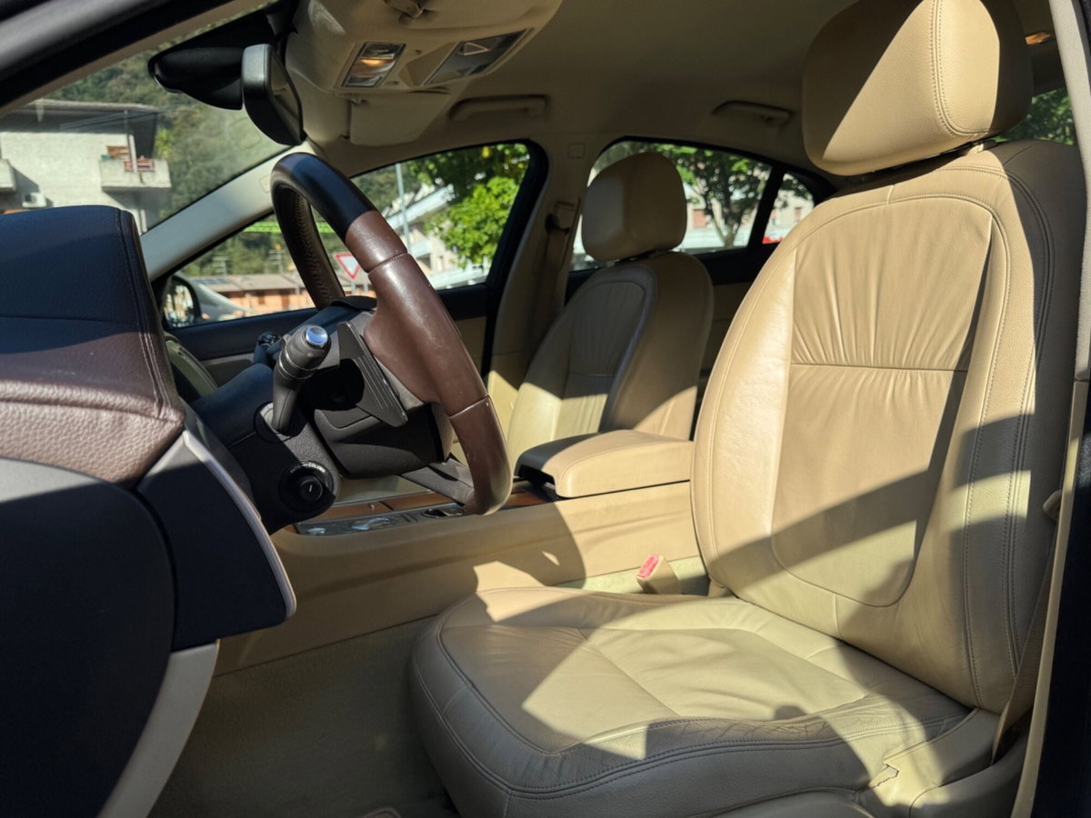 Jaguar XF 2.7D V6 Premium Luxury (15)