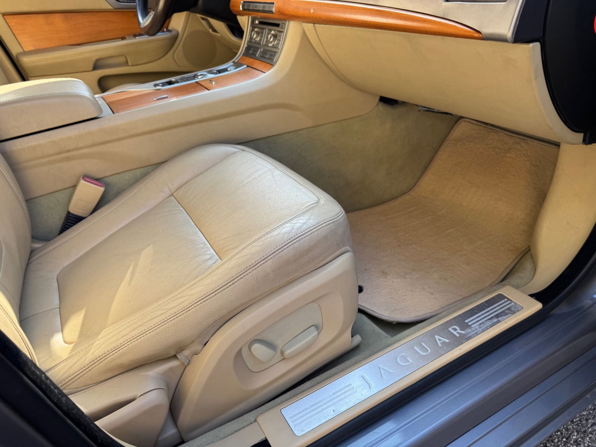 Jaguar XF 2.7D V6 Premium Luxury (16)