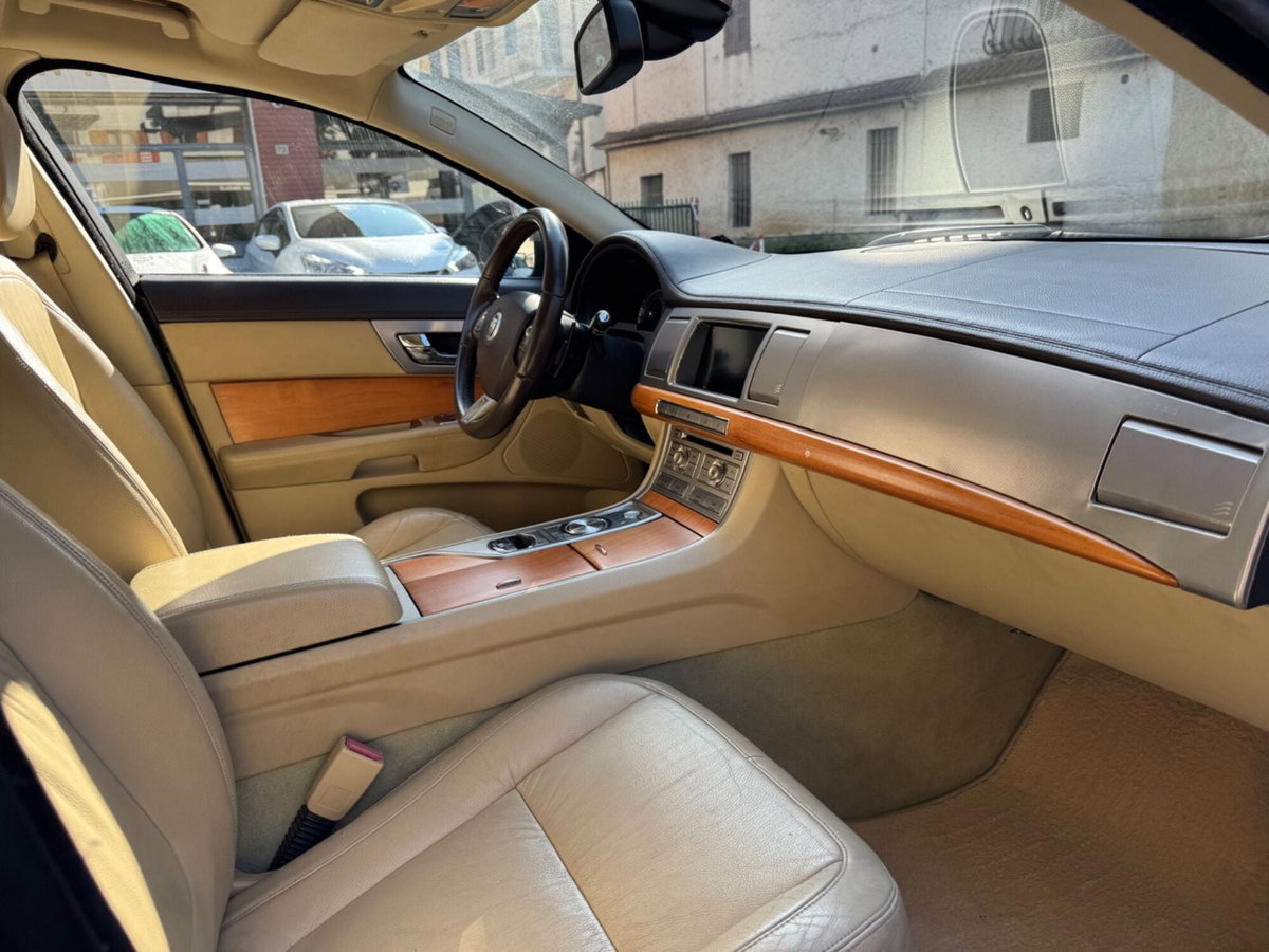 Jaguar XF 2.7D V6 Premium Luxury (17)