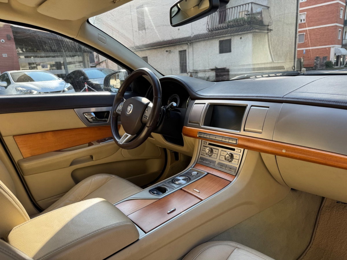 Jaguar XF 2.7D V6 Premium Luxury (18)