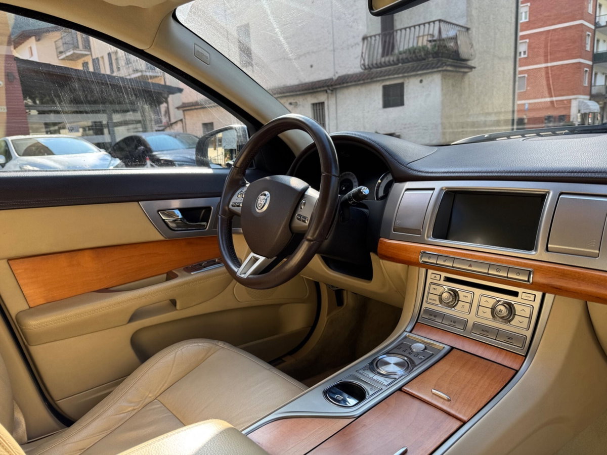 Jaguar XF 2.7D V6 Premium Luxury (19)