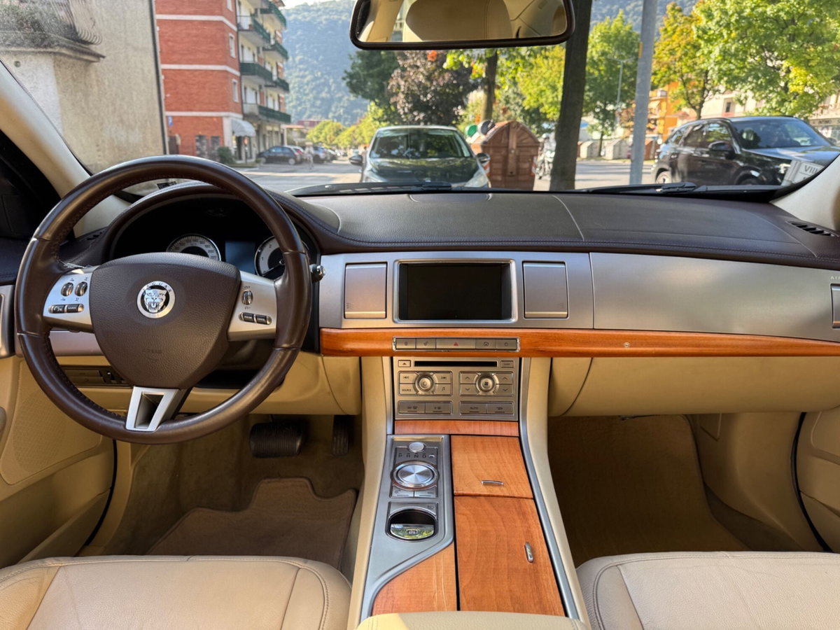 Jaguar XF 2.7D V6 Premium Luxury (20)