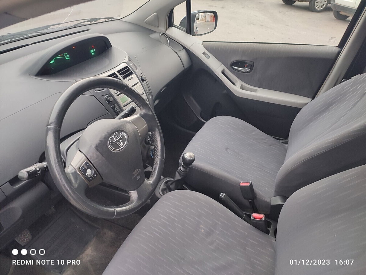 Toyota Yaris 1.D-4D 5 porte (10)