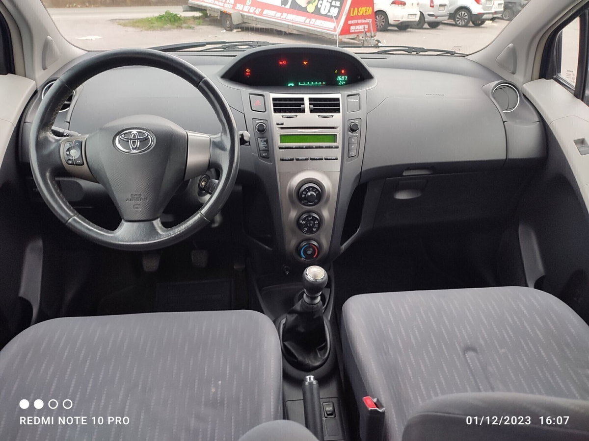 Toyota Yaris 1.D-4D 5 porte (7)