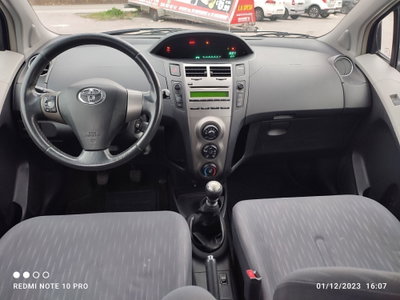 Toyota Yaris 1.D-4D 5 porte (7)