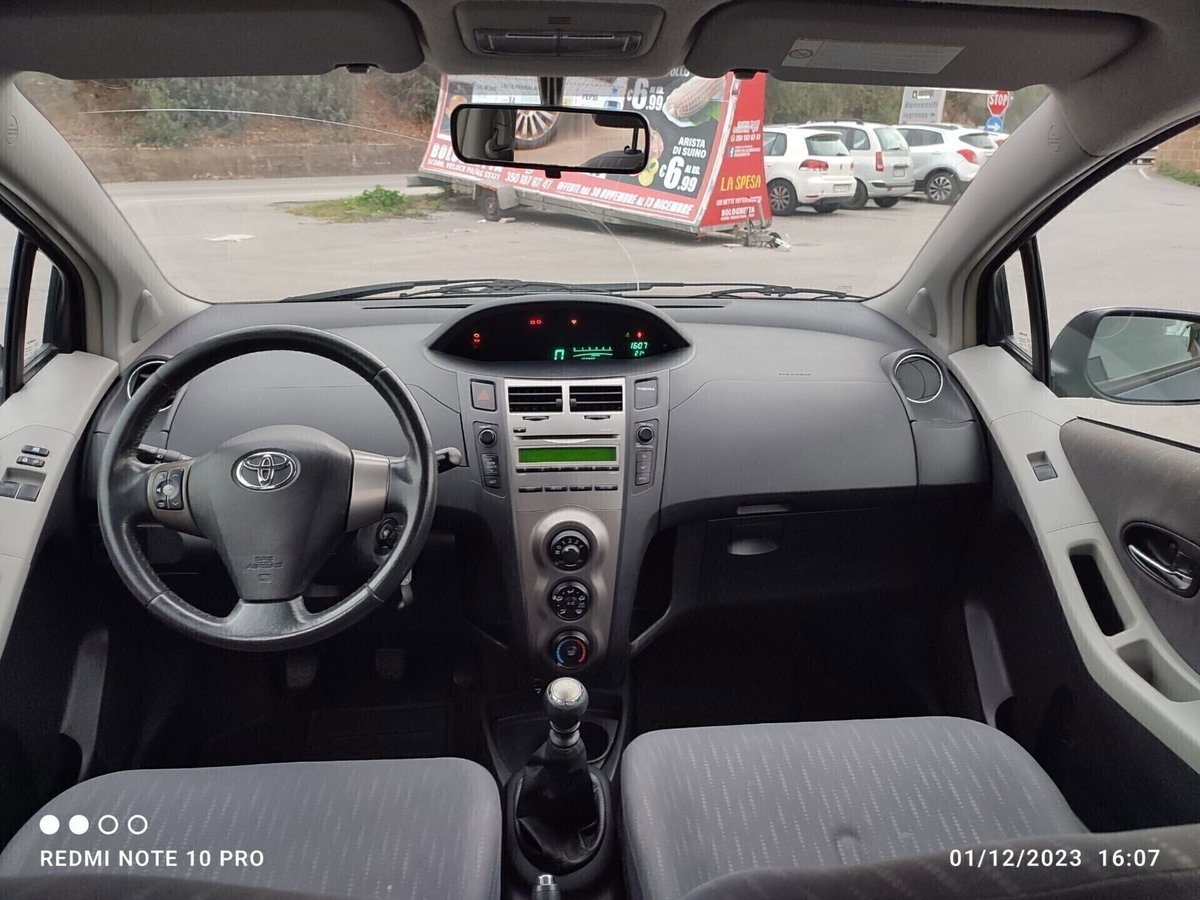 Toyota Yaris 1.D-4D 5 porte (8)