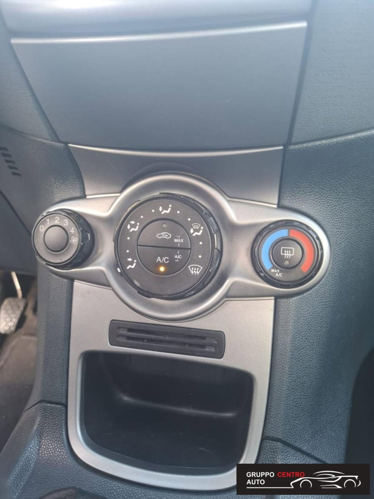 Ford Fiesta 1.4 TDCi 68CV 5 porte Titanium (16)