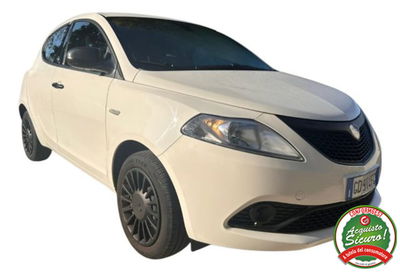 Lancia Ypsilon 1.0 FireFly 5 porte S&S Hybrid Ecochic Silver usata