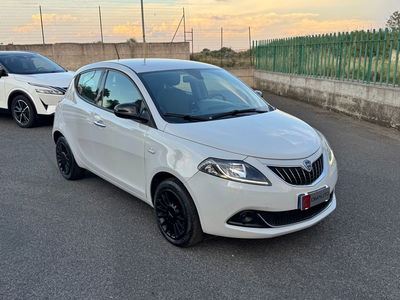 Lancia Ypsilon 1.0 FireFly 5 porte S&S Hybrid Ecochic Silver usata